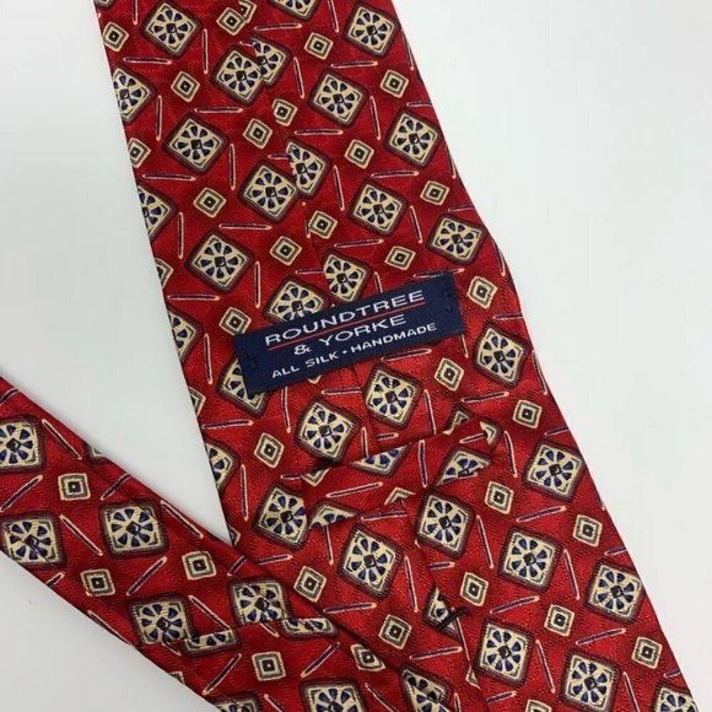 Roundtree & Yorke Red Silk Tie - Picture 2 of 4